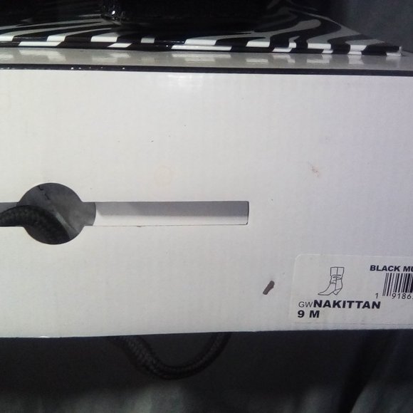 New Guess Nakittan Women's Black velvet Sparkle chunk Heel Mid Boots, Size  9M - Picture 4 of 4